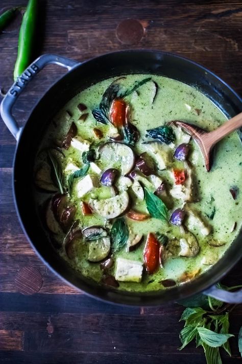 Thai Green Curry with Vegetables and Tofu - a delicious weeknight dinner! Make this with homemade green curry paste or use store-bought curry paste for a quick and easy version!   Here's a delicious recipe for Thai Green Curry with Vegetables and optional Tofu that can be made with authentic homemade green curry paste, or if short on time, with store-bought green curry paste with a few tips on how to bump up the flavor! The weather changed abruptly here and all of a sudden it feels like we went Tofu Green Curry, Curry With Vegetables, Vegan Board, Green Curry Recipes, Feasting At Home, Green Curry Chicken, Tofu Chicken, Meatless Dishes, Homemade Curry