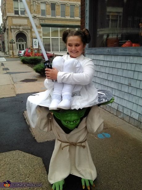 Optical Illusion Halloween costumes - Yoda Carrying Princess Leia Costume Illusion Halloween Costumes, Illusion Costumes, Princess Leia Costume, Yoda Costume, Clever Costumes, Halloween Kids Costumes Girls, Leia Costume, Clever Halloween Costumes, Halloween Costume Contest