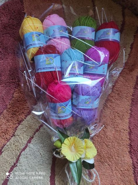 Yarn bouquet Yarn Bouquet Diy, Wool Bouquet Gift, Yarn Bouquet Gift, Yarn Bouquet, Different Types Of Yarn, Yarn Display, Wire Knitting, Yarn Organization, Personalised Gifts Diy