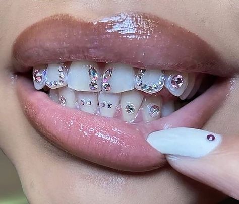 Pretty Teeth, Grillz Teeth, Diamond Teeth, Diy Teething, Grills Teeth, Tooth Gem, Teeth Jewelry, Body Jewelry Piercing, White Teeth