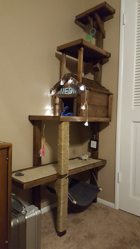 Cat Tower Ideas, Homemade Cat Tree, Homemade Cat Tower, Cat Trees Homemade, Diy Cat Tower, Katt Grejer, Cool Cat Trees, Cat Tree House, Diy Cat Tree