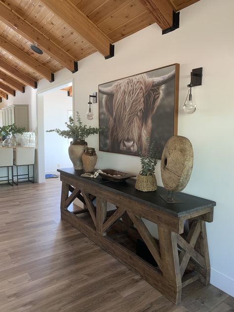 Western Foyer Entryway, Modern Western Living Room Ideas, Chelsea Deboer House Decor, Modern Ranch Decor, Yellowstone House, Modern Western Living Room, Western Living Room Ideas, Kangaroo Valley, Modern Hacienda