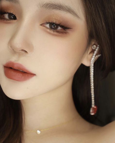 Gold And Brown Eye Makeup, Brown Makeup Looks, Gold Makeup Looks, Asian Makeup Looks, Korean Makeup Look, Gold Eye Makeup, Korean Eye Makeup, Ulzzang Makeup, Eye Makeup Pictures