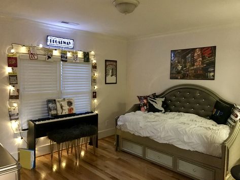 Broadway Aesthetic Room, Theatre Bedroom Ideas, Broadway Bedroom Ideas, Elvis Bedroom, Theatre Bedroom, Broadway Bedroom, Broadway Themed Room, Bedroom Decor Pictures, Theater Room Decor