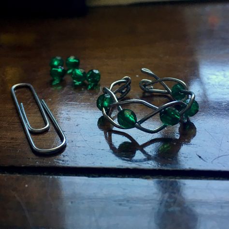 Paperclip Braid Ring DIY Diy Rings With Paper Clips, Diy Paperclip Rings, Diy Paperclip, Paperclip Ring, Diy Paper Rings, Paper Clips Diy, Paperclip Crafts, Wire Jewelry Rings, Rose Gold Paper