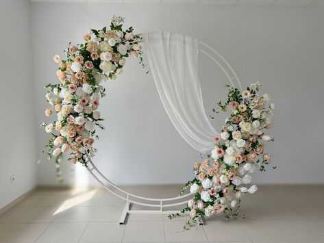 This stunning wedding arch is adorned with a beautiful array of wedding flowers, creating a breathtaking focal point for your special day. Featuring a mix of real-touch flowers and high-quality artificial flowers, this arch provides the perfect blend of elegance and realism. The wedding arch flowers include exquisite artificial roses, meticulously crafted to mimic the beauty of fresh blooms. These flowers are designed to create a lush, romantic atmosphere, making the arch a captivating centerpie Artificial Flower Arch Wedding, Gold Circle Arbor Wedding, Wedding Round Arch Ideas, Shower Archway, Round Wedding Arch Ideas, Faux Flower Arch, Round Arch Decoration Wedding, Wedding Circle Arch, Flower Arch Backdrop