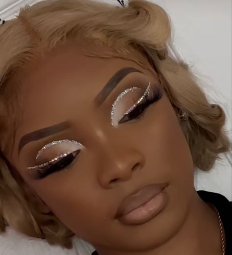 Makeup For Girls, Maquillage Yeux Cut Crease, Birthday Makeup Looks, Gold Makeup Looks, Face Beat Makeup, Natural Glam Makeup, Glitter Makeup Looks, Prom Eye Makeup, Prom Makeup Looks