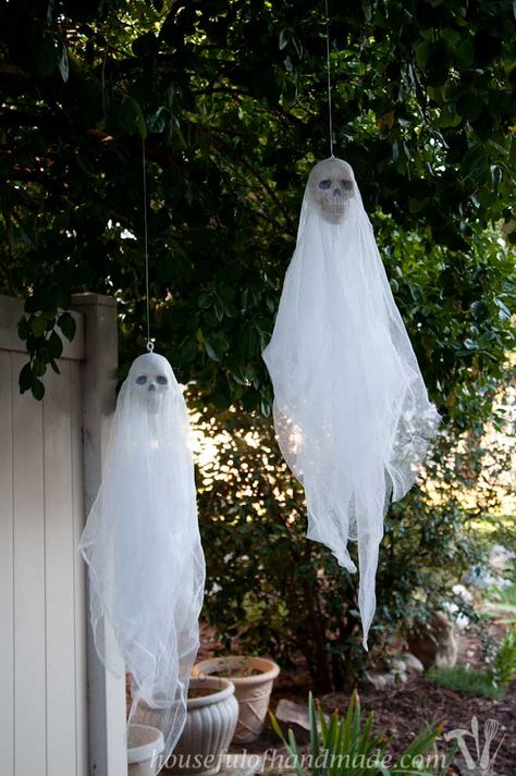 Make some super simpler, $3 skull ghosts to spooky up your house for Halloween.  Tutorial on Houseful of Handmade. Cheap Halloween Diy, Diy Halloween Dekoration, Cheap Diy Halloween Decorations, Uhyggelig Halloween, Halloween Diy Outdoor, Halloween Outside, Easy Diy Halloween Decorations, Halloween Ghost Decorations, Ghost Diy