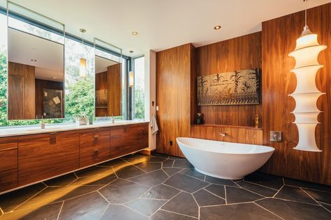 20 Impressive Mid Century Modern Bathroom Designs You Must See Midcentury Modern Bathroom, Vintage Interior Decor, Mid Century Modern Bathroom, Mid Century Bathroom, Post And Beam, Vintage Interior, Mid Century House, Modern Bathroom Design, Showcase Design