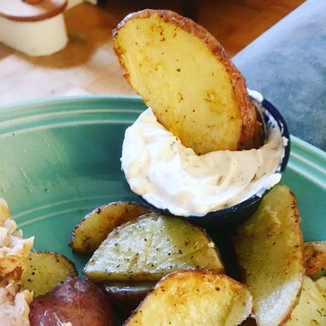 Sriracha sour cream dip with roasted potato wedges Cream Sauce For Potatoes, Sauce For Potatoes, Sour Cream Dipping Sauce, Quick Oatmeal, Roasted Potato Wedges, Apple Slicer, Sour Cream Dip, Red Skin Potatoes, Cream Dip