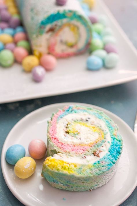 Easter Swiss Roll: A simple and colorful swiss roll filled with crushed candies and a cream cheese frosting. Perfect for Easter! | macheesmo.com Easter Swiss Roll, Desserts Easter, Easter Deserts, Cake Easter, Desserts Ideas, Pastel Cupcakes, Cake Roll Recipes, Easter Snacks, Easter Sweets