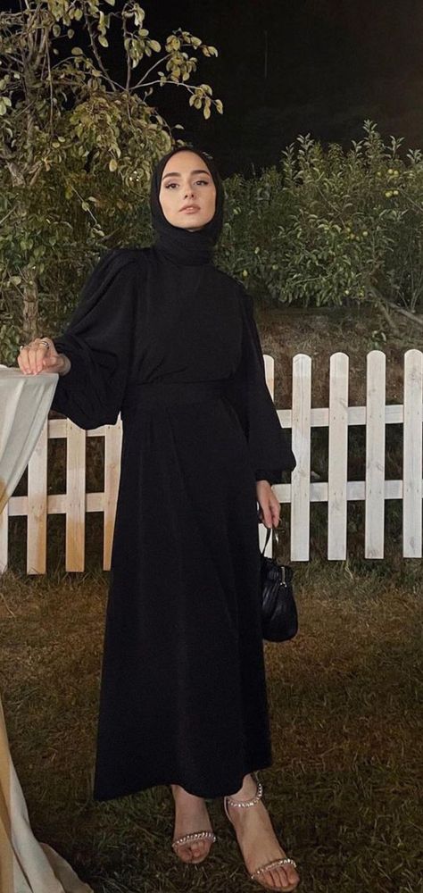 Black Dress Hijab Outfits, Black Dress Hijabi, Dress Muslim Modern, Celebrity Prom Dresses, Estilo Hijab, Stile Hijab, Hijab Style Tutorial, Muslim Outfits Casual, Muslim Fashion Hijab Outfits