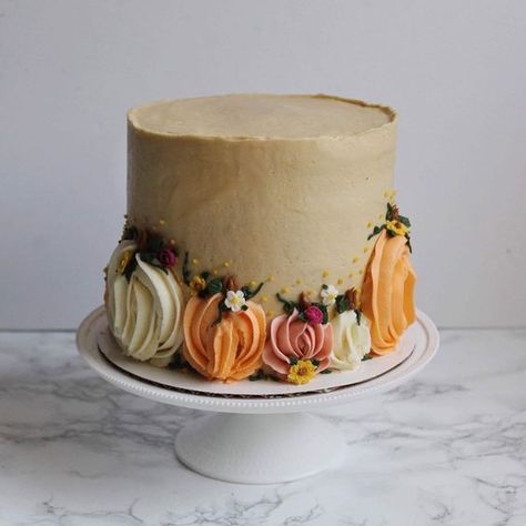 Thanks Giving Cake Design, Fall Cake Birthday, Vintage Fall Cake, Mini Fall Cakes, Pumpkin Cake Decoration, Pumpkin Cake Decorating Ideas, Pretty Fall Cakes, Holiday Cakes Thanksgiving, Pumpkin Decorated Cake