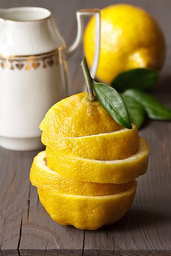 Lemon Vodka Drinks, Sliced Lemon, Deco Fruit, Lemon Drink, Lemon Muffins, Fragrance Ingredients, Fruit Photography, Juicing For Health, Lemon Decor