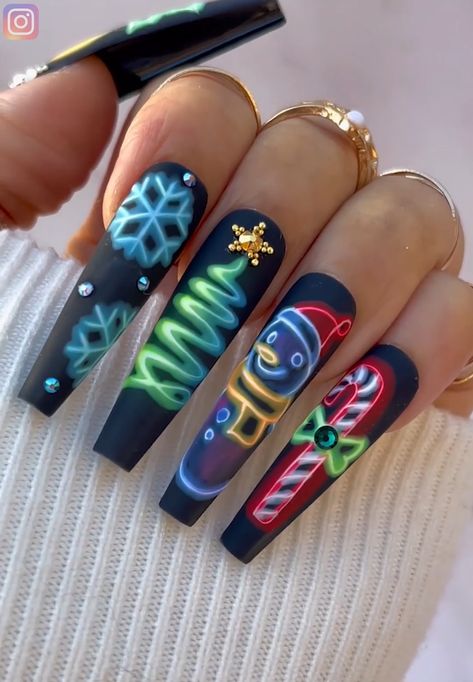 Continue with your Christmas nails | Continue with your Christmas nails | By Nails Nail Art Noel, Christmas Nails Easy, Christmas Gel Nails, Snowflake Nails, Christmas Nails Acrylic, Winter Nail Art, Festival Nails, Xmas Nails, Christmas Nail Designs