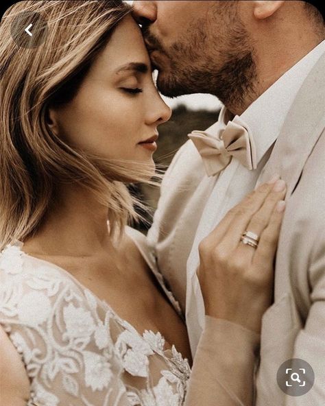 Wedding Portrait Poses, Wedding Couple Photos, Engagement Pictures Poses, Wedding Photoshoot Poses, Wedding Picture Poses, Wedding Couple Poses Photography, Wedding Photography Styles, Wedding Couple Poses, Wedding Pic