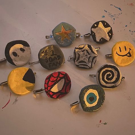 Bottle Cap Pins Diy Punk, Diy Badge Ideas, Diy Pin Ideas Aesthetic, Painted Pins Diy, Homeade Pins, Pin Ideas Diy, How To Make Diy Pins, Pin Art Ideas, Aesthetic Badges