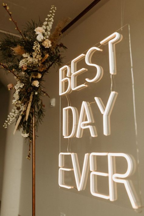 #WeddingNeonSigns #WeddingDecor #CustomNeonSigns #UniqueLighting Best Day Ever Neon Sign, Wedding Glow Sign, Wedding Reception Inspiration Indoor, Modern Southern Wedding, Fall Wedding Modern, Wedding Neon Sign Ideas, Urban Wedding Decor, Industrial Boho Wedding, Dreamy Wedding Decor