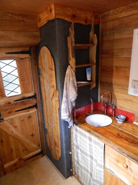 It’s Amazing How Homey The Interior Of This Luton Truck Is Camper Diy, Cargo Trailer Camper, Kombi Home, Campervan Interior, Camper Makeover, Van Home, Van Living, Van Interior, Rv Interior