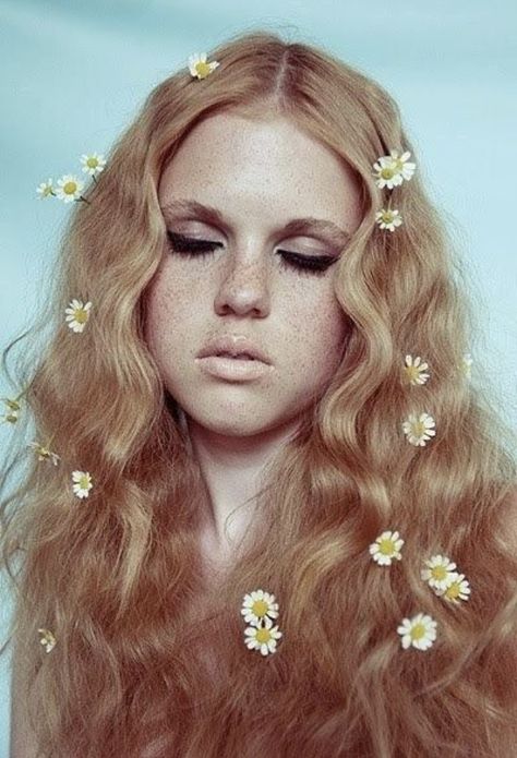 1970’s floral hair, with daisies and soft waves. 70s Hippie Hairstyles, 70s Hairstyles, Hippie Hairstyles, 1970s Hairstyles, 70s Makeup, Hippie 70s, 70s Hair, Fashion 70s, Mode Hippie