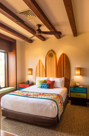 Inside Walt Disney World's Bora Bora Bungalows! Polynesian Home Decor, Hawaiian Bedroom Ideas, Hawaiian Bedroom, Home Ideas Kitchen, Home Drawing, Drawing Home, Surf Room, Hawaiian Homes, Tropical Bedrooms