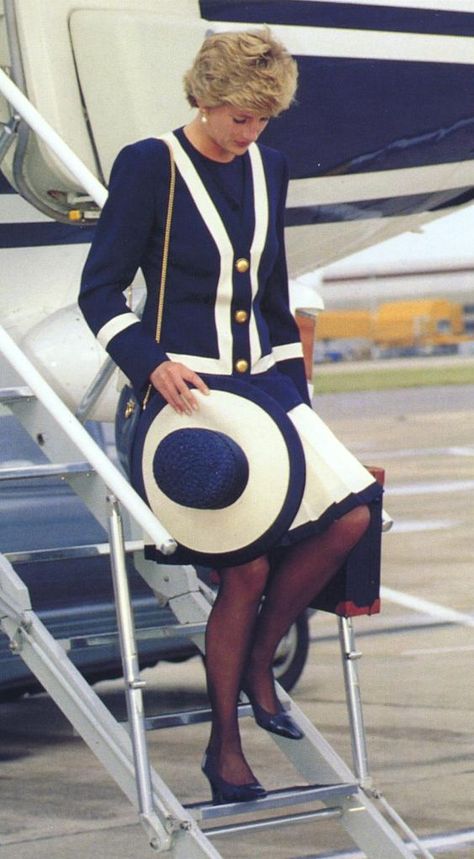 Princess Diana Fashion, Princess Diana Family, Princess Diana Photos, Princess Diana Pictures, Elegante Y Chic, Princes Diana, Diana Fashion, Diana Princess, Lady Diana Spencer