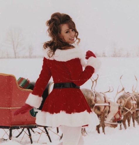 Mariah Christmas, Mariah Carey Outfits, Christmas Fashion Photography, Merry Chrysler, Mariah Carey Christmas, Mariah Carey 90s, Wedding Singer, Christmas Poses, The Most Beautiful Woman