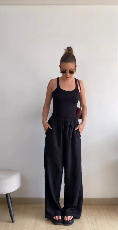 All Black Outfit Buisness Casual Summer, Flowing Pants Outfit, Full Black Summer Outfit, Casual Black Summer Outfits, All Black Linen Outfit, Black Outfit Casual Summer, How To Style Black Flowy Pants, Black Trouser Summer Outfit, Black Summer Pants Outfit