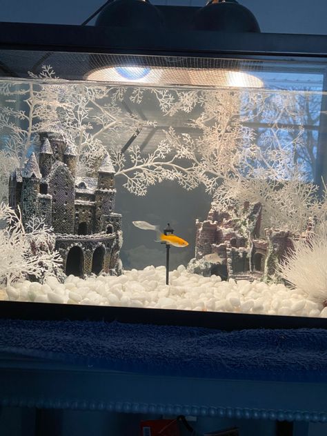 Fish Tank Theme Ideas, Harry Potter Fish Tank Ideas, Fishtank Ideas Aesthetic, Cute Fish Tank Ideas Aesthetic, White Fish Tank Decor, Harry Potter Fish Tank, Aquarium Ideas Decoration, Fish Tank With Crystals, Fish Tank Decorations Themes