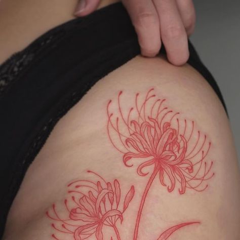 🎨 on Instagram: "🩸Red Spider Lily🩸 • • At @oops.tattoo.haifa • #tatt #spiderlily #redlily #lily #lilyflower #flowertattoo #flower #red #ink #inktattoo #inkart #inkedgirls #redink #redtattoo #redflowers #art #artgallery #sketch" Red Spider Lily Tattoo Leg, Spider Lily Leg Tattoo, Red Tiger Lily Tattoo, Spider Lily Tattoo Thigh, Spider Lilly Tatoos Design, Spider Lily Tattoo Black, Red Lily Tattoo, Red Spider Lily Tattoo Design, Spider Lily Tattoo Design