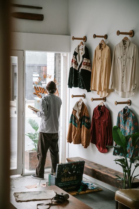 Tiny Retail Space, Vintage Store Interior, Small Clothing Store Interior, Clothing Shop Interiors, Clothing Store Decor, Clothes Shop Design, Vintage Store Ideas, Store Interior Design, Retail Store Interior Design