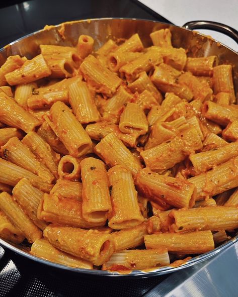 Dairy-Free Spicy Rigatoni Great Jones Cookware Review Carbone Spicy Rigatoni, Easy Healthy Pasta, Easy Vegetarian Pasta, Vegetarian Pasta Recipes Easy, Rigatoni Pasta Recipes, Vegetarian Pasta Recipe, Healthy Pasta Recipe, Spicy Rigatoni, Vegan Pasta Recipe