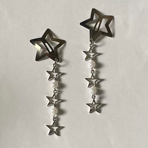 Handmade star hair clips #fashion #aesthetic #handmade Star Hair Clips, Indie Alt, Beaded Hair Clips, Handmade Hair Clip, Bead Charms Diy, Star Hair, Jewelry Accessories Ideas, Diy Wire Jewelry, Funky Jewelry