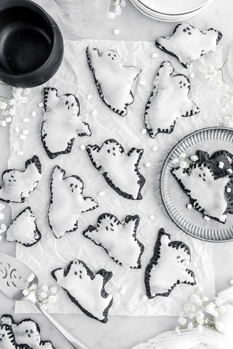 BOO! Tender and extra chocolate-y Haunted Marshmallow Ghost Pop-Tarts. You don't need to be a professional baker to make the spookily del... Chocolate Pastries, Halloween Deserts, Bakers Table, Ghost Cookies, Chocolate Pastry, Grab And Go Breakfast, Vanilla Icing, Spooky Treats, Healthy Grocery List