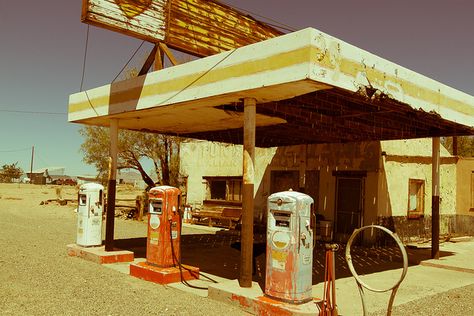 abandoned gas station Abandoned Gas Station, Old Gas Pumps, Pompe A Essence, Station Service, Gas Service, Building Signs, Old Garage, Old Gas Stations, Art Deco Buildings