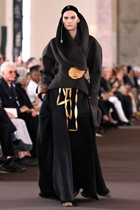 Schiaparelli Couture Fall 2023 [PHOTO] – WWD Schiaparelli Couture, 2023 Photo, Fashion Gal, Outfit Layout, Luxury Wear, Fashion Illustration Dresses, Fashion Figures, Creation Couture, Fashion Design Clothes