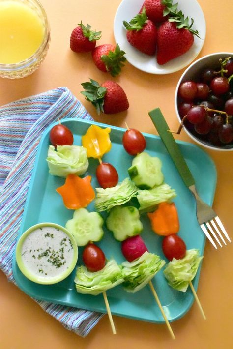 Salad on a stick: A fun way to serve the kiddos their daily serving of veggies! Salad On A Stick, Salads For Kids, Healthy Oatmeal, Summer Salad Recipes, On A Stick, Pretty Party, Health Snacks, Health Breakfast, A Stick