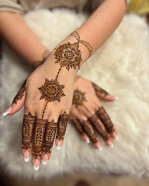 Small Mehndi Designs, Small Mehndi, Mehndi Designs For Front Hand, Round Mehndi, Simple Henna Designs Hand, Round Mehndi Design, Mehndi Designs Bridal Hands, Simple Henna Tattoo, Rose Mehndi Designs