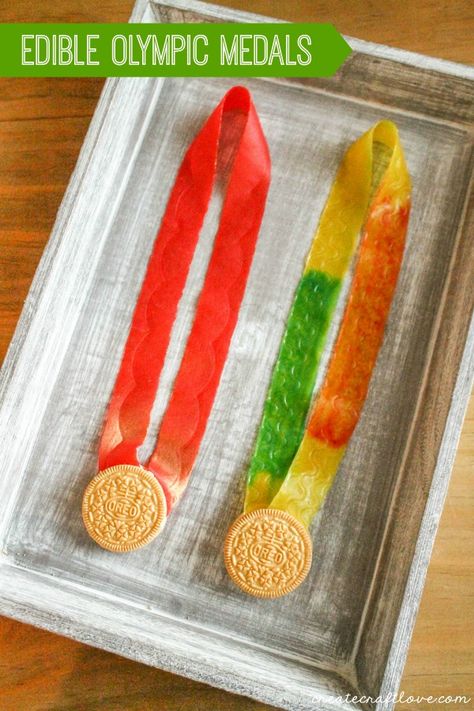 Whip up these Edible Olympic Medals for the Opening Ceremonies! via createcraftlove.com Olympic Snacks, Olympic Food, Preschool Olympics, Olympic Theme Party, Olympic Games For Kids, Olympic Idea, Kids Olympics, Olympic Crafts, Vanellope Y Ralph