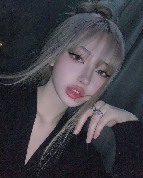 유나🦋 on Instagram: “😶” Ulzzang Makeup, Edgy Makeup, Cute Makeup Looks, Uzzlang Girl, Asian Makeup, Grunge Hair, Girls Makeup, Pretty Makeup