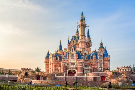 Shanghai Disney Resort is the first Disney Resort in mainland China. Do you know how to get to Shanghai Disney? Yuyuan Garden, Shanghai World Financial Center, Shanghai Night, Technology Museum, Shanghai Travel, Shanghai Tower, Ocean Aquarium, Shanghai Disneyland, Shanghai City