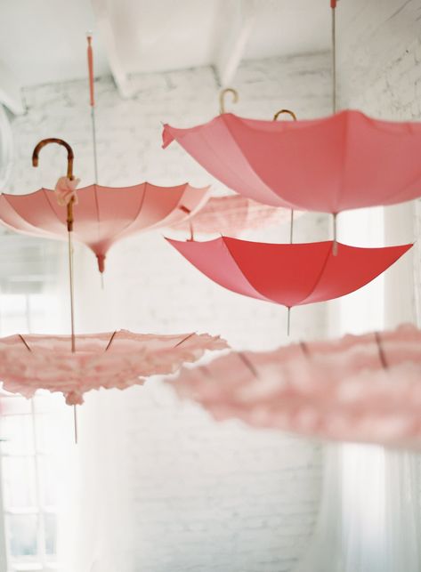 31 Tips and Tricks to Make Your Baby Shower Shine Hanging Umbrellas, Umbrella Baby Shower, Umbrella Decorations, White Umbrella, Outdoor Baby Shower, Dessert Table Decor, Summer Party Decorations, Vintage Umbrella, Elegant Baby Shower