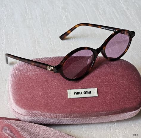 Mui Mui Glasses, Miumiu Sunnies, Sunglasses Miumiu, Mui Mui Sunglasses, Pretty Sunglasses, Miu Miu Glasses, Buccellati Jewelry, Classy Glasses, Luxury Glasses