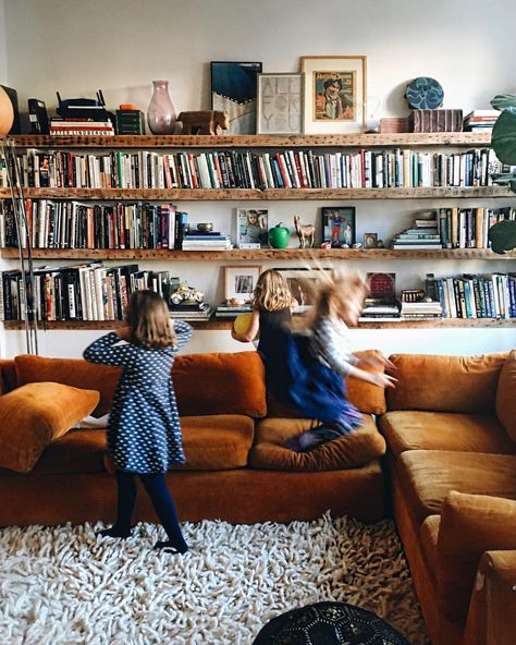 Bookshelves Above Couch, Shelves Above Couch, Sofa Shelf, Flat Inspiration, Dream House Aesthetic, Floating Bookshelves, Above Couch, Wood Bookshelves, Tech Branding