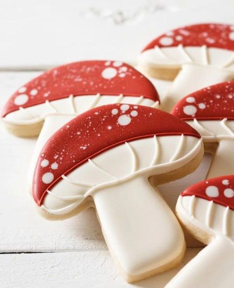 Red Mushroom Cupcakes, Forest Cookies Decorated, Mushroom Sugar Cookies Decorated, Mushroom Cookies Decorated, Cottagecore Cookies, Cute Cookie Designs, Mushroom Sugar Cookies, Acorn Sugar Cookies, Mushroom Shaped Cookies