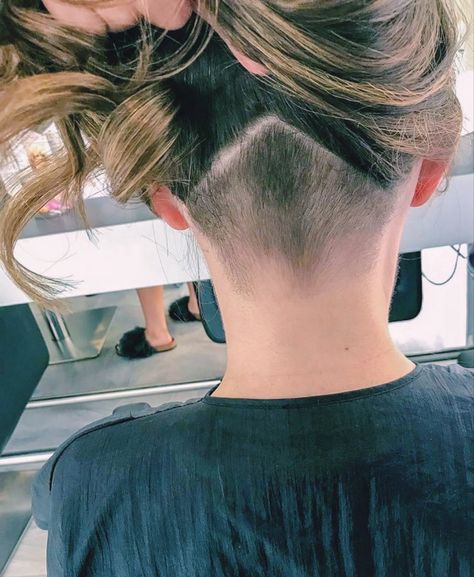 Back Of Neck Shaved Nape Undercut Long Hair, Undershave Hairstyles Woman, Back Undercut Women Medium Long, Faded Undercut Women Long Hair, Hair Up With Undercut, Neck Undercut Women, Undershave Short Hair, Womens Shaved Undercut, Back Of Neck Shaved Nape Undercut