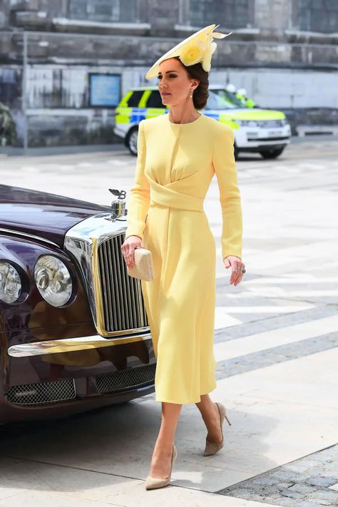 Royal Family Fashion, Kate Middleton Hats, Pale Yellow Dresses, Kate Middleton Style Outfits, Duchesse Kate, Düşes Kate, Princesse Kate Middleton, Kate Middleton Wedding, Kate Middleton Dress