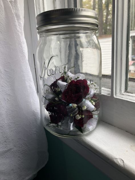 To preserve a corsage: freeze overnight, spray hair spray on it, then dry it with a blow dryer on room temperature and put in mason jar. How To Preserve A Corsage, Prom Keepsake Ideas, Meaningful Aesthetic, Diy Keepsakes, Prom 2k24, Stuff To Do When Bored, Preserving Flowers, Diy Soap Making, Preserve Flowers