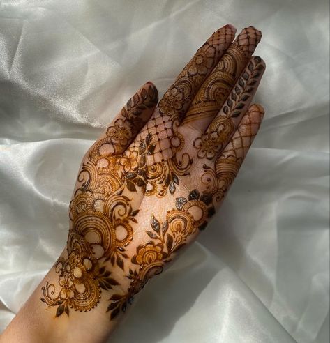 Eid Mehndi Designs Simple, Palm Henna Designs, Back Hand Mehndi Design, Short Mehndi Design, Mehndi Designs Simple, Eid Mehndi, Back Hand Mehndi, Palm Mehndi Design, Hand Mehndi Design