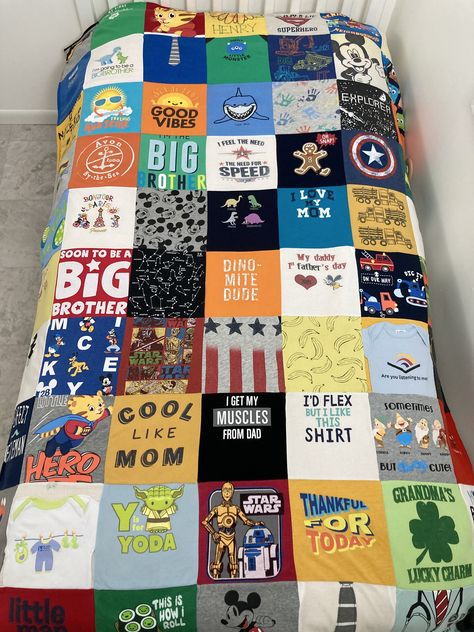 Tshirt Memory Ideas, Baby Playmat Quilt, Onesie Quilt, Easy Hand Quilting, Baby Memory Quilt, Baby Memorabilia, Memory Clothes, Recycle Old Clothes, Baby Clothes Quilt